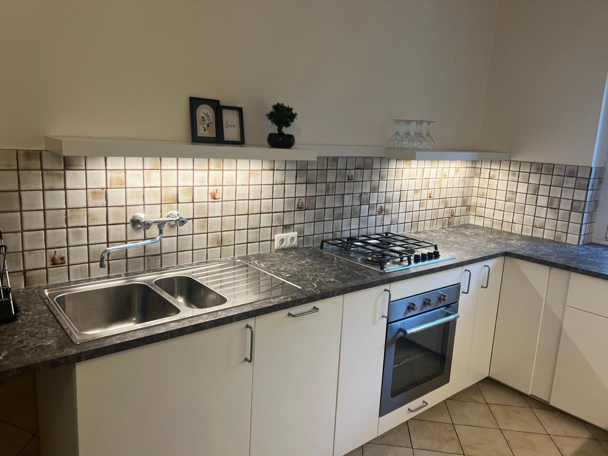 Apartment Cozy 2-bedroom Retreat Near Subway And Center *