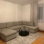 Cozy 2-Bedroom Retreat Near Subway And City Center