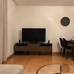 Cozy 2-Bedroom Retreat Near Subway And City Center